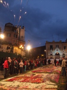 de infiorata bij vuurwerkverlichting